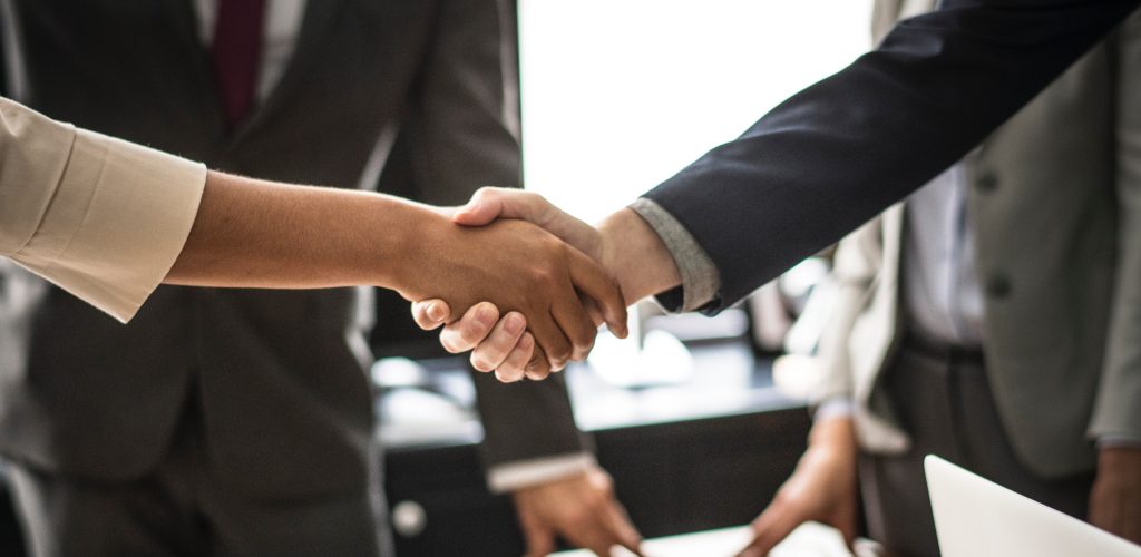 body-language-business-etiquette-businesspeople-1179804